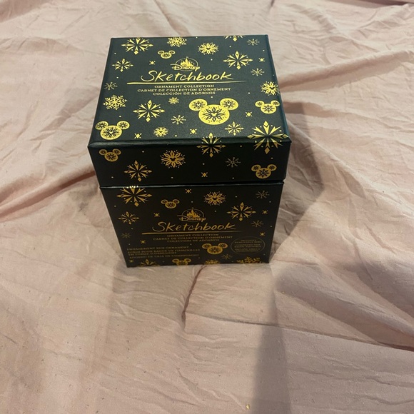 Minnie Mouse Christmas engagement ring ornament - Picture 3 of 3